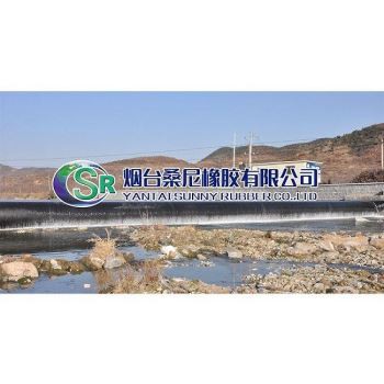 नदी पर पानी भरा रबर बांध